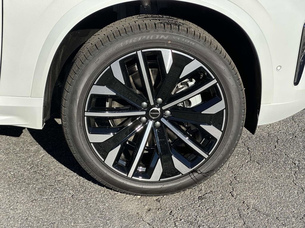 New 2026 Volvo XC90 B5 Plus w/ Protection Package Premier image 24