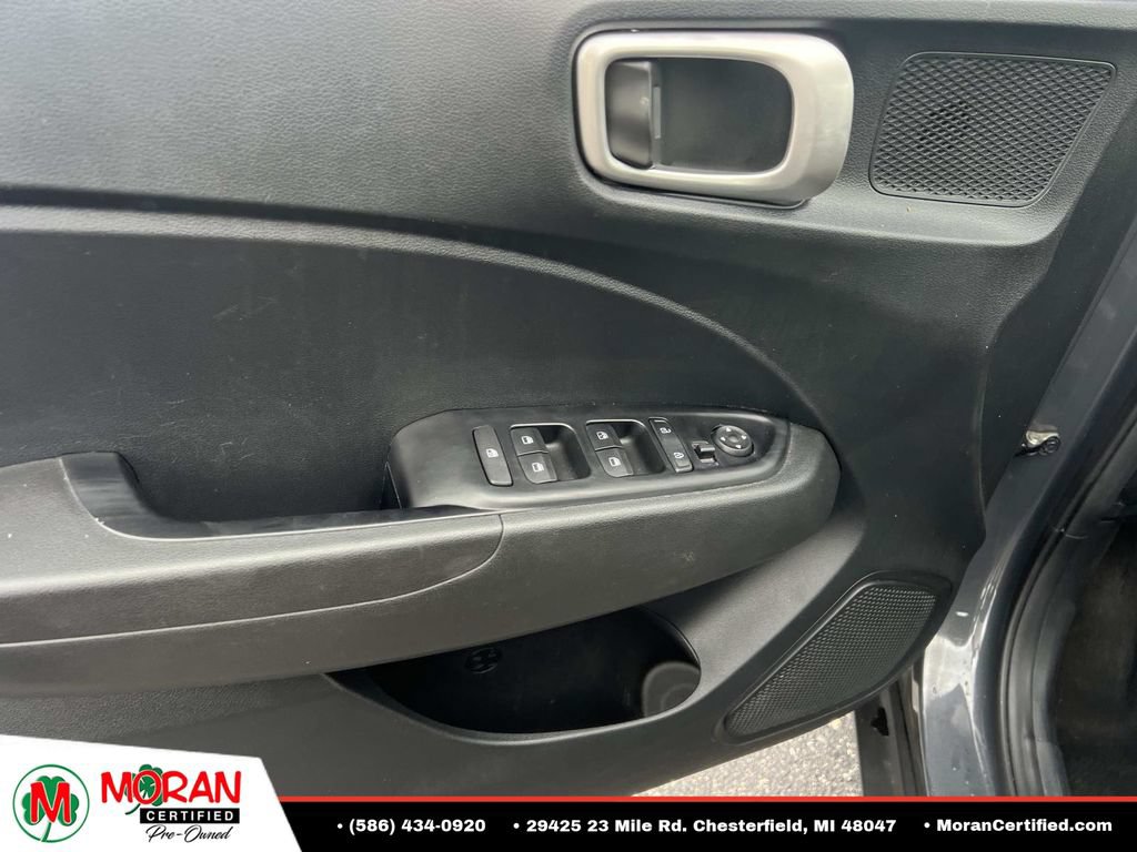 Used 2023 Hyundai Venue SEL FWD image 15