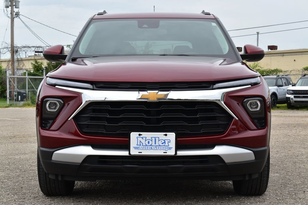 Used 2025 Chevrolet TrailBlazer LT AWD/4WD image 2