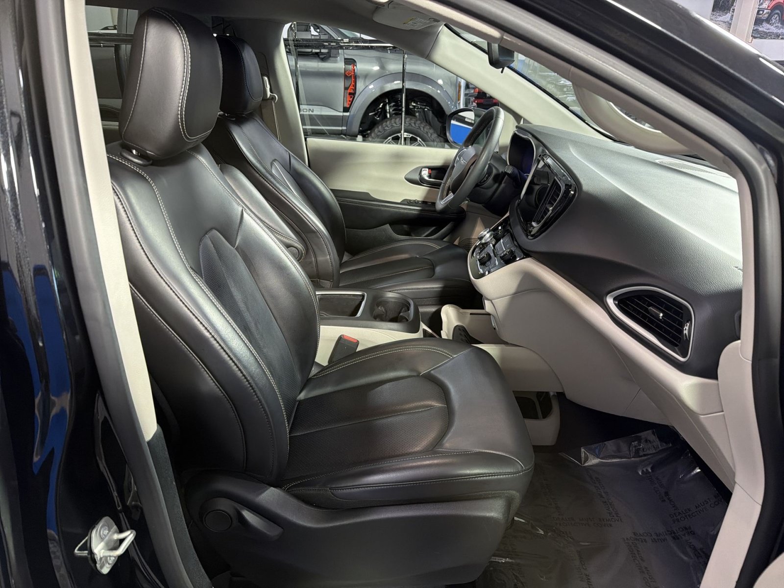 Used 2023 Chrysler Pacifica Touring-L FWD image 24