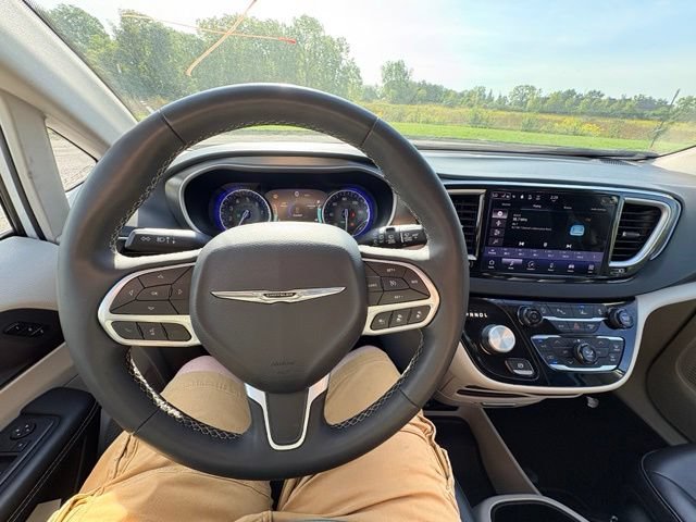 Used 2023 Chrysler Pacifica Touring-L FWD image 14