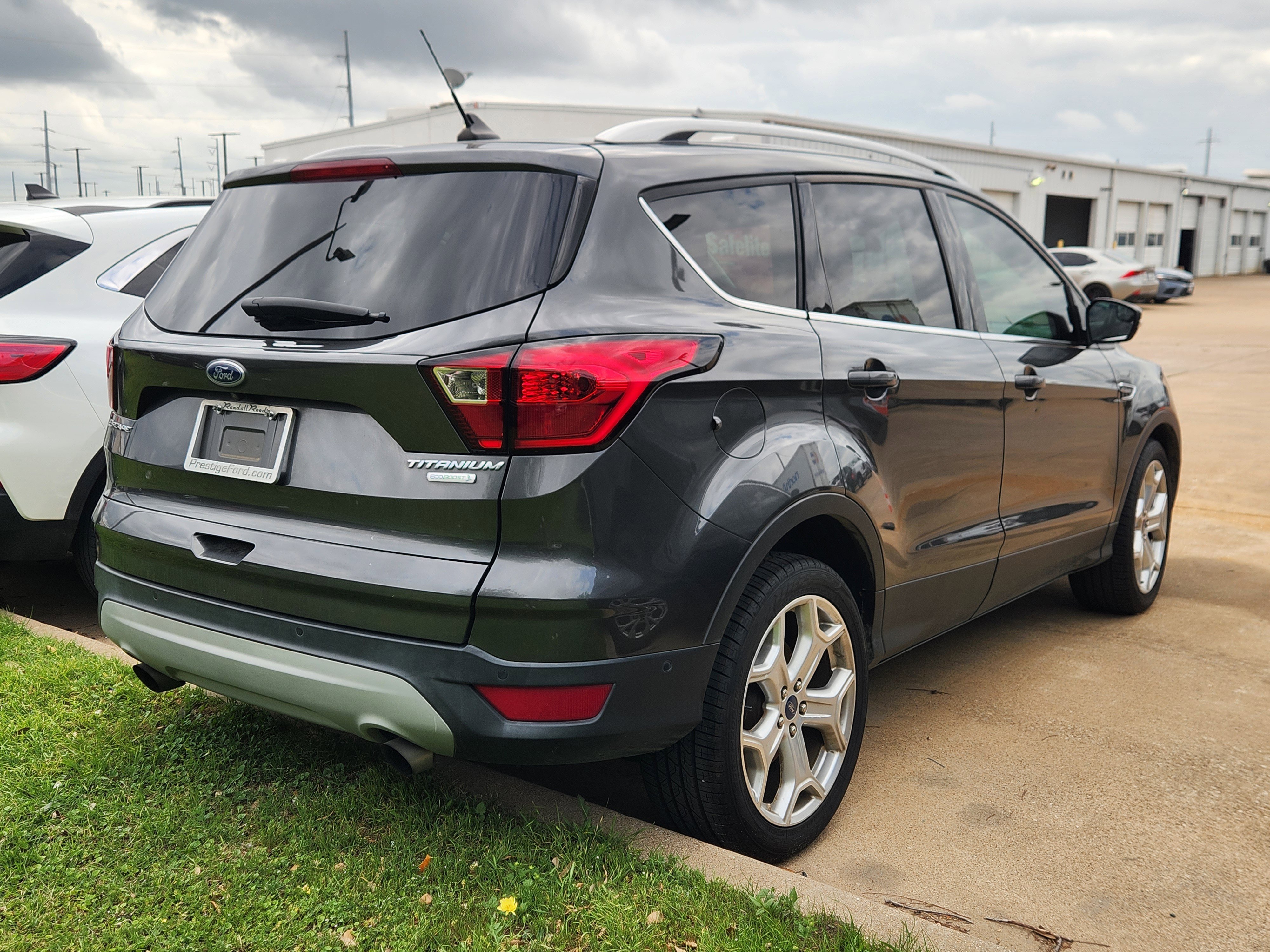 Used 2019 Ford Escape Titanium image 4