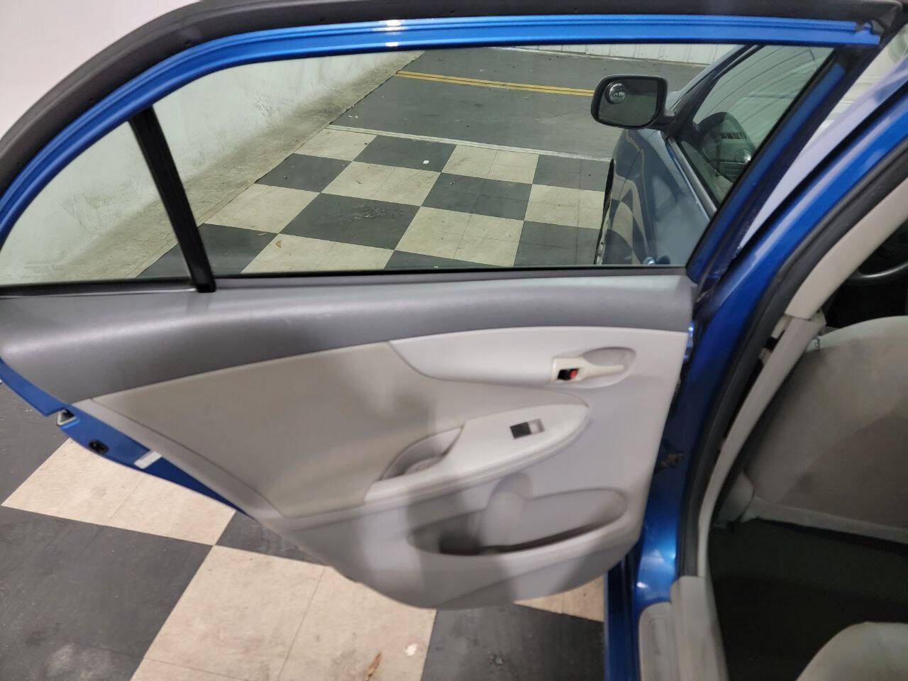 Used 2009 Toyota Corolla FWD image 12