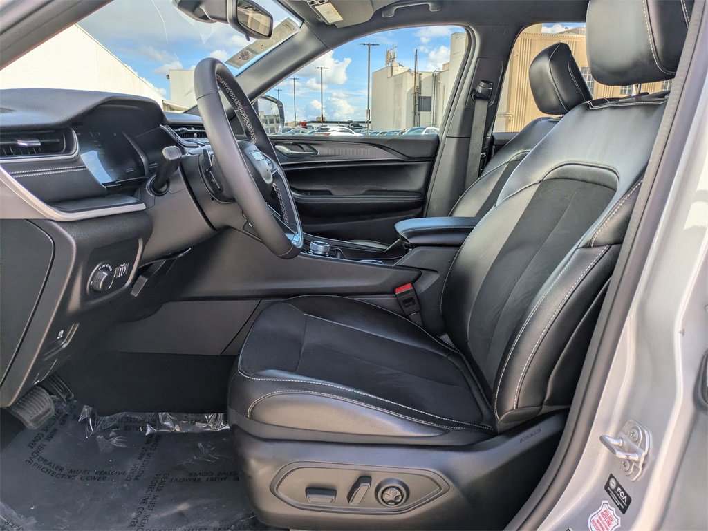 Used 2024 Jeep Grand Cherokee L Laredo image 25