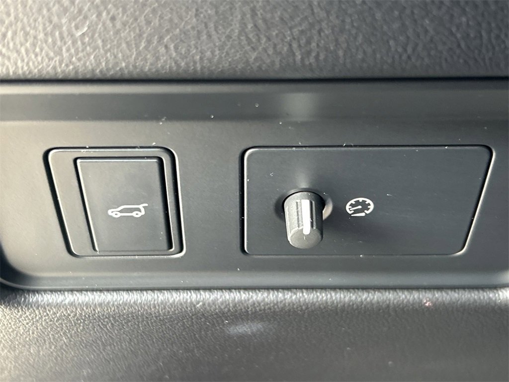 Used 2024 Jaguar F-PACE R-Dynamic S image 33