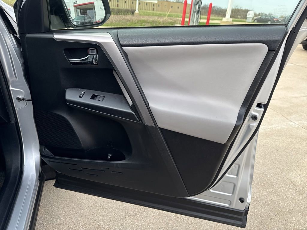 Used 2016 Toyota RAV4 XLE w/ Convenience Package image 22