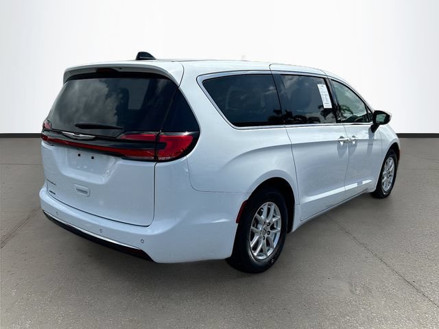 Used 2023 Chrysler Pacifica Touring-L FWD image 28