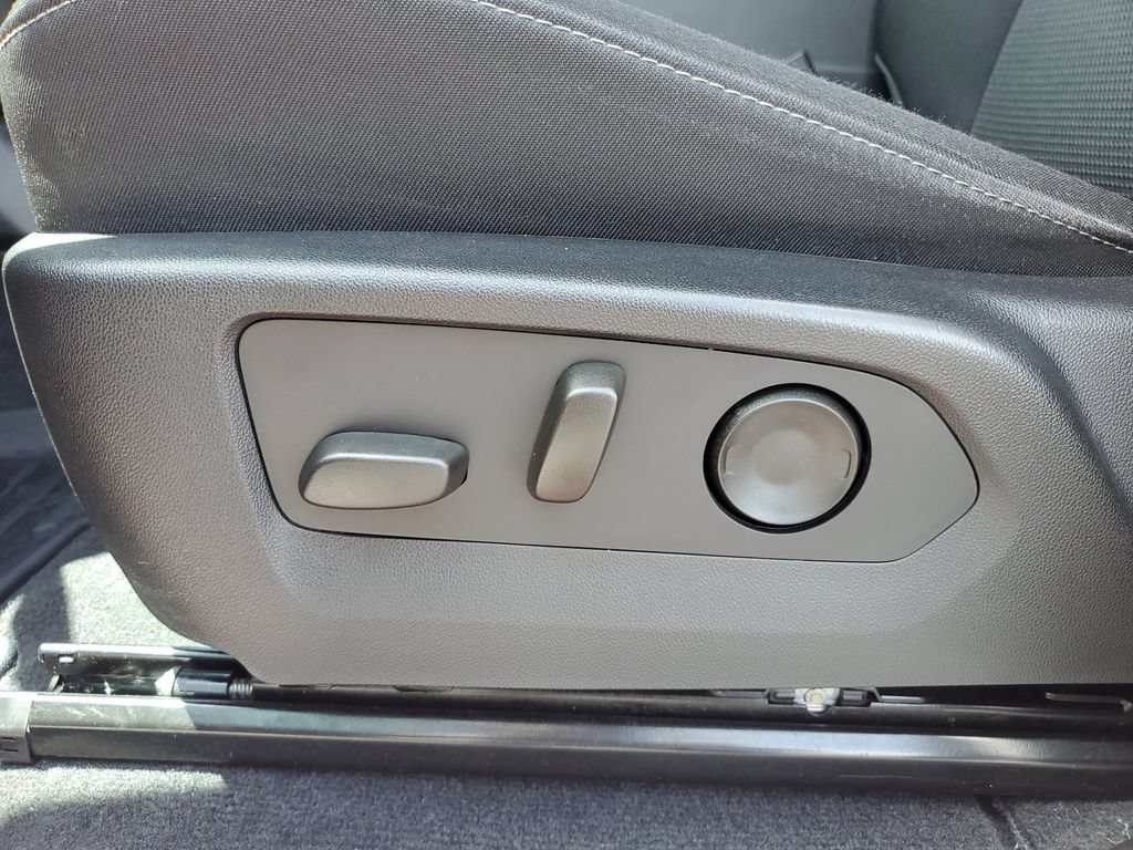 Used 2024 Chevrolet Colorado LT w/ LT Convenience Package II RWD image 7