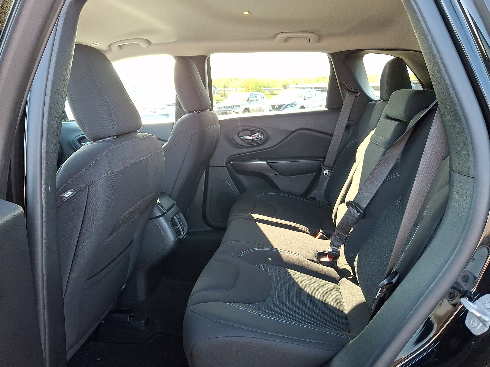 Used 2019 Jeep Cherokee Latitude w/ Popular Appearance Group AWD/4WD image 10