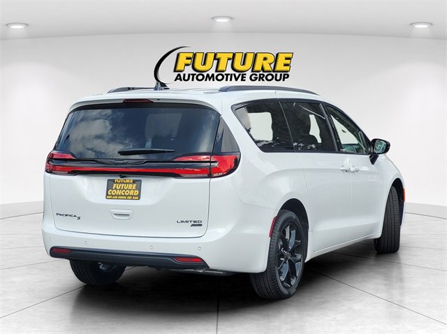 New 2026 Chrysler Pacifica Limited w/ S Appearance Package image 3