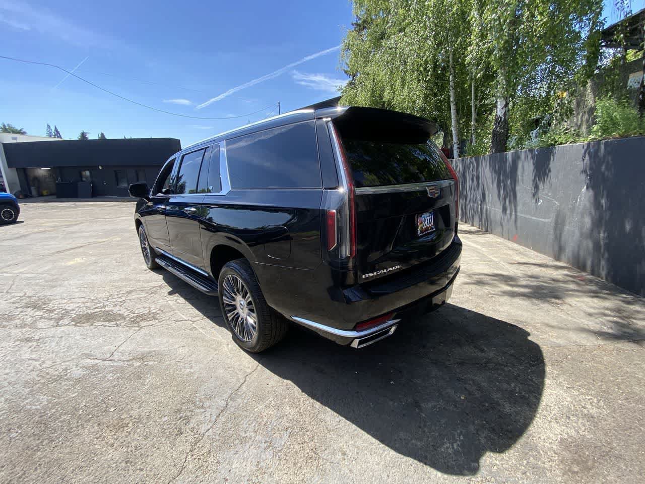 Used 2021 Cadillac Escalade ESV Premium Luxury w/ LPO, Illumination Package AWD/4WD image 4