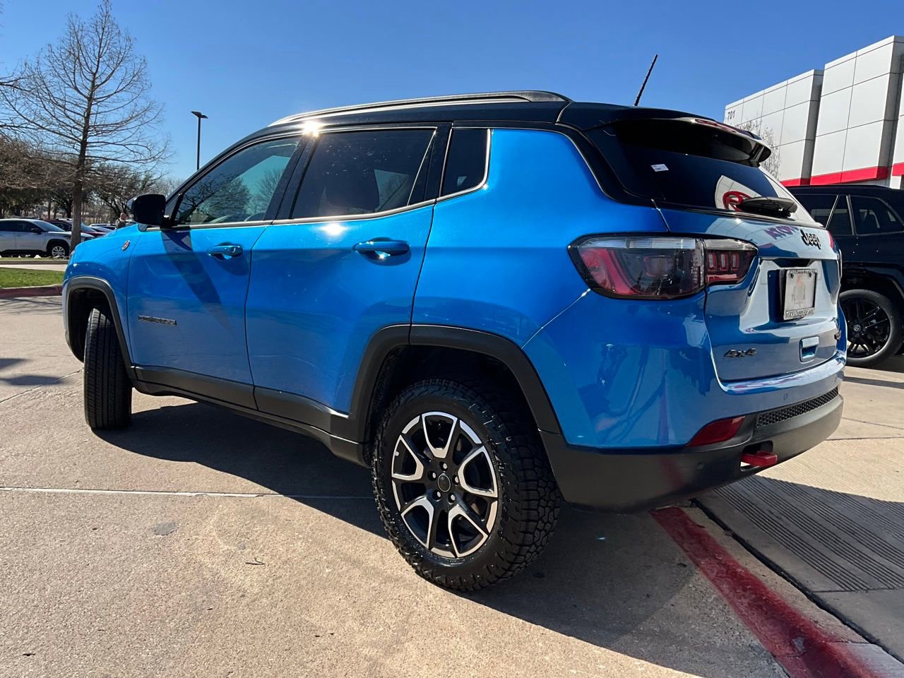 Used 2025 Jeep Compass Trailhawk image 8