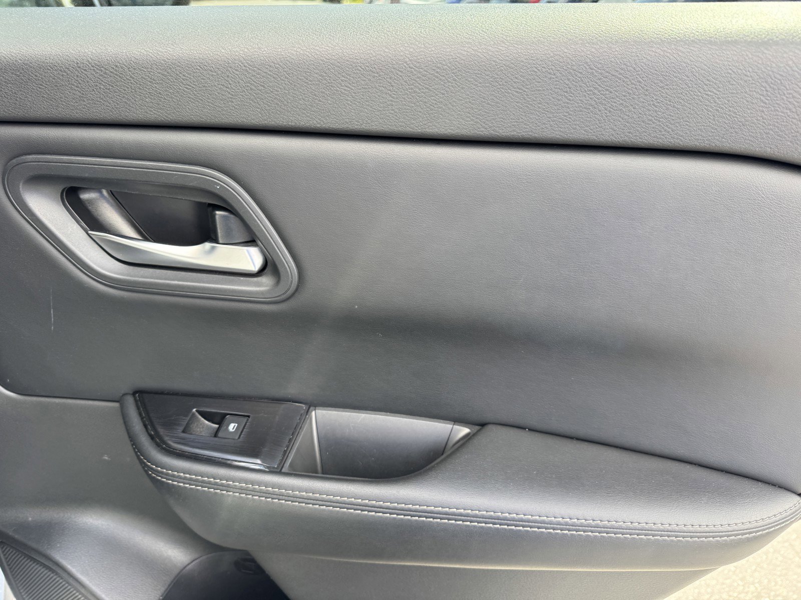 Used 2024 Nissan Rogue SV image 10