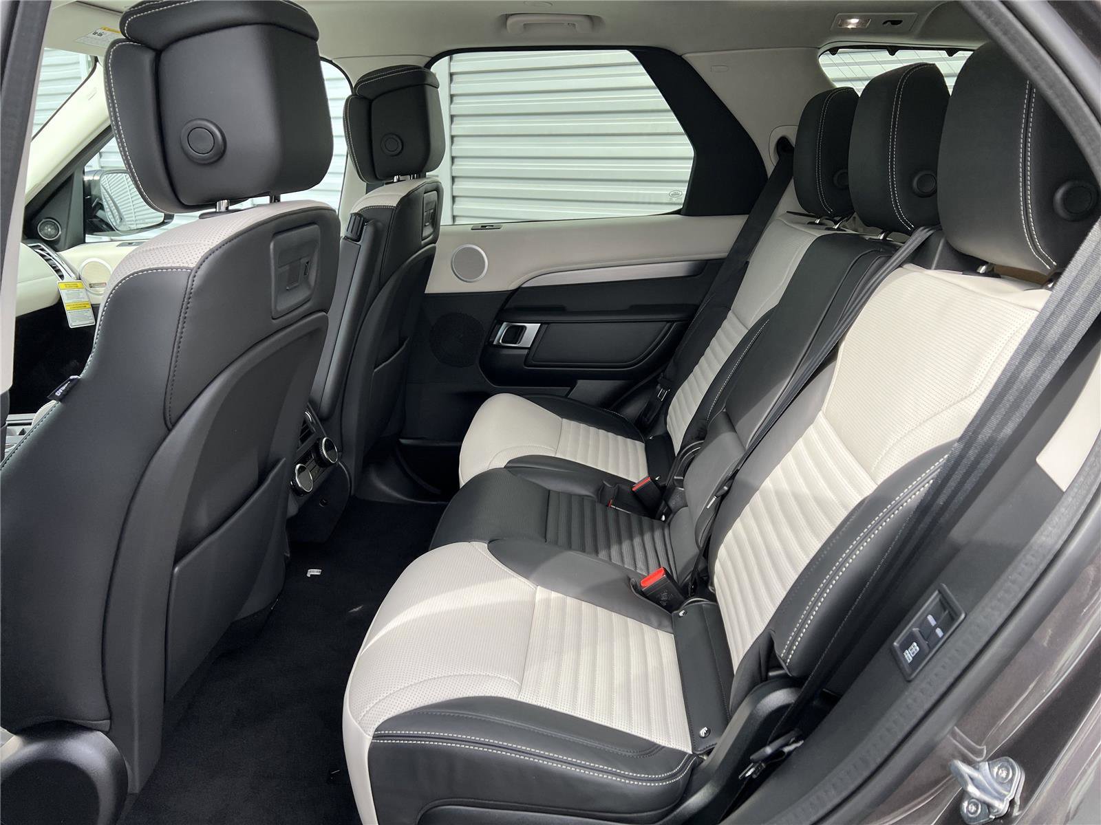 New 2026 Land Rover Discovery Limited Edition AWD/4WD image 8