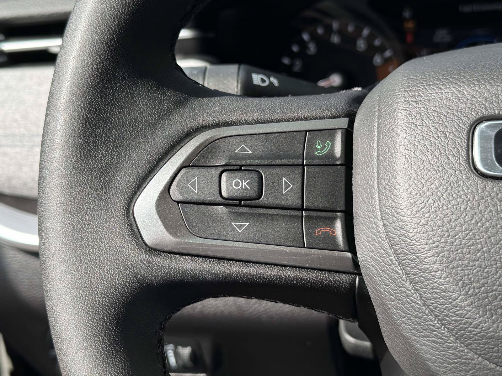 Used 2025 Jeep Compass Latitude w/ Convenience Group AWD/4WD image 23