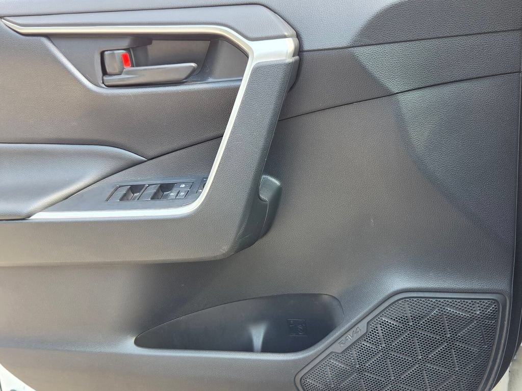 Used 2019 Toyota RAV4 LE w/ Carpet Mat Package AWD/4WD image 25