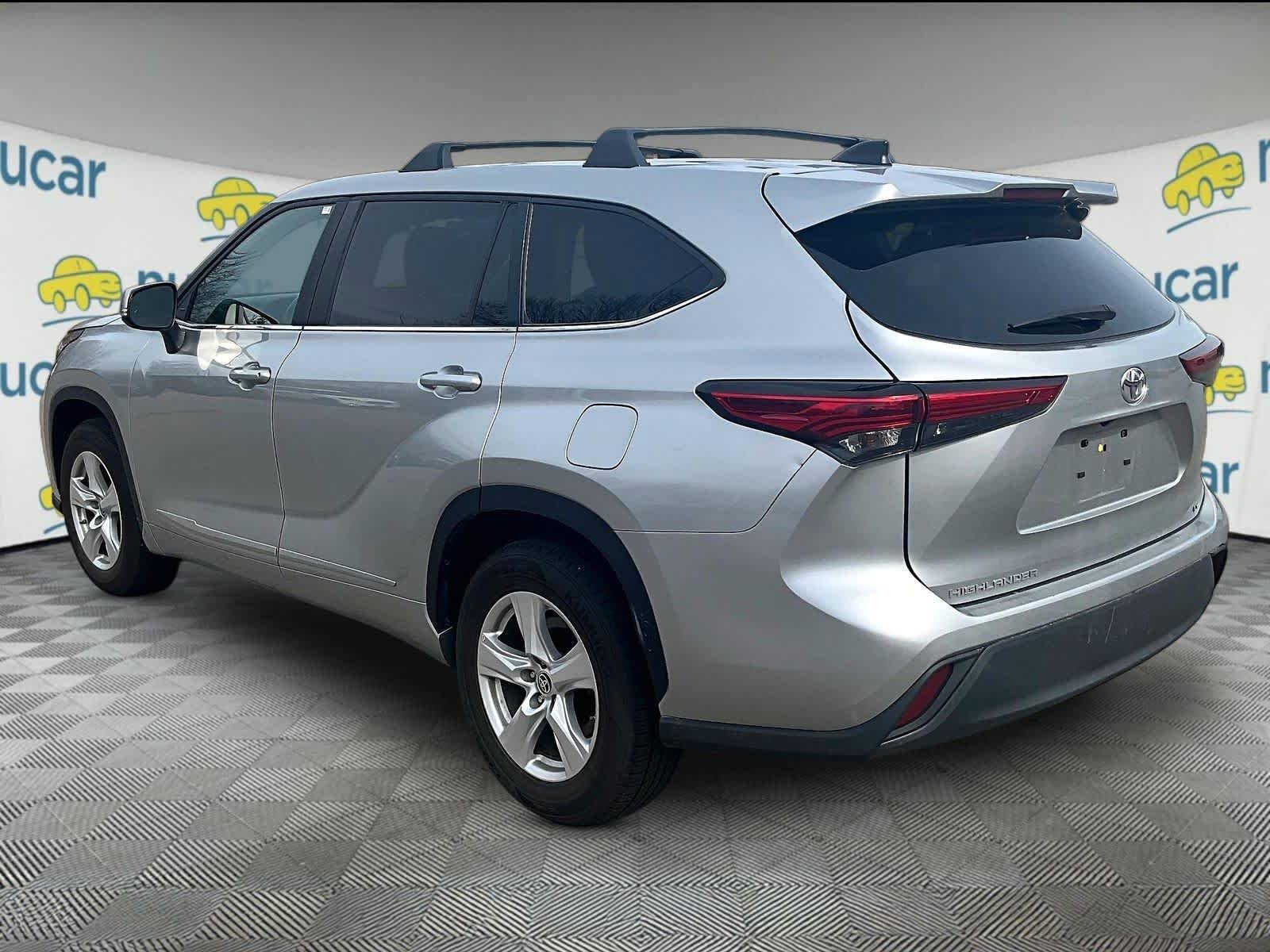 Used 2023 Toyota Highlander LE FWD image 3