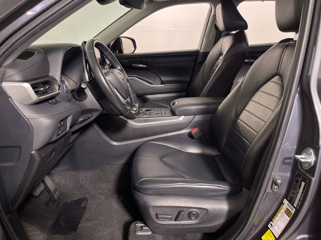Used 2024 Toyota Highlander XLE AWD/4WD image 12