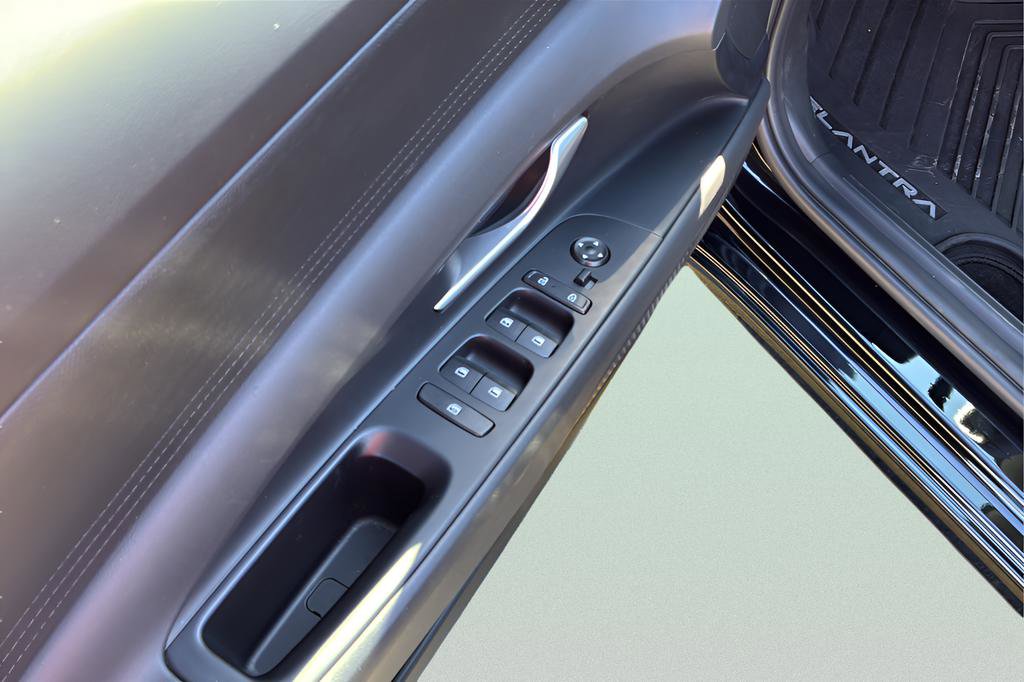 Certified 2025 Hyundai Elantra SE image 11