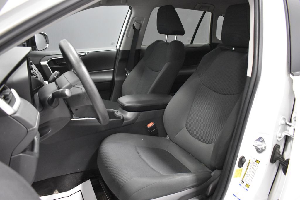 Used 2022 Toyota RAV4 LE AWD/4WD image 5