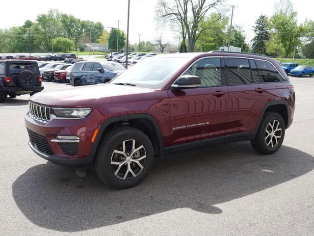 Used 2025 Jeep Grand Cherokee Limited w/ Luxury Tech Group II AWD/4WD image 9