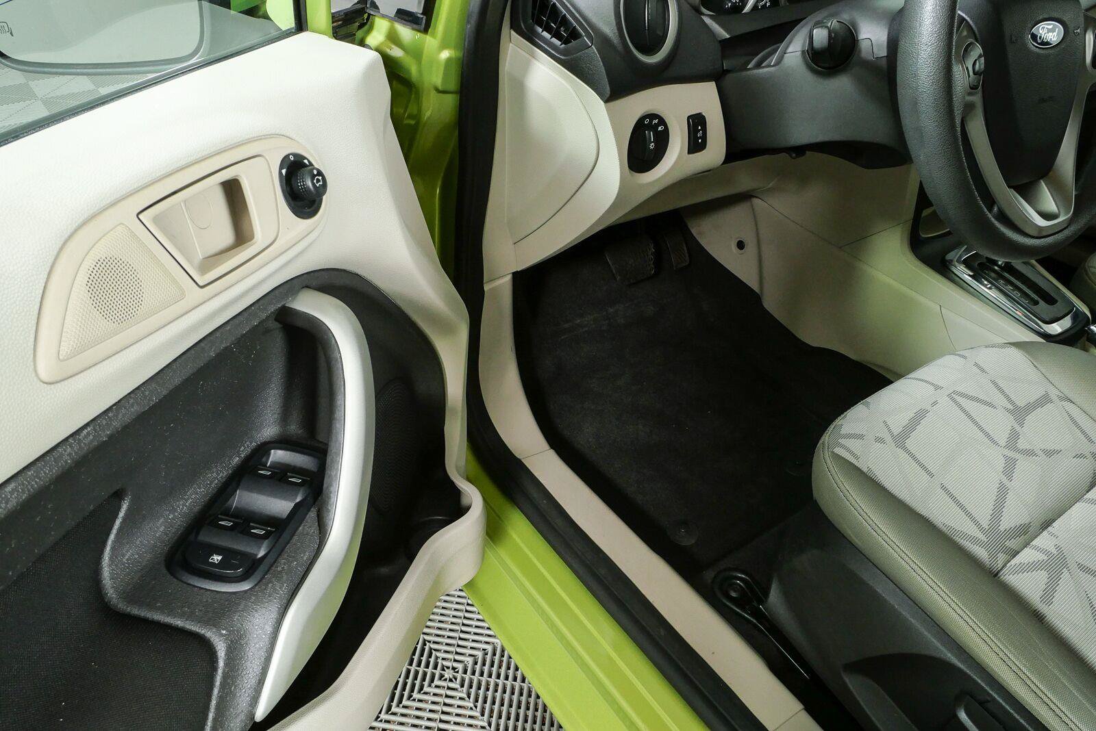 Used 2013 Ford Fiesta SE FWD image 7