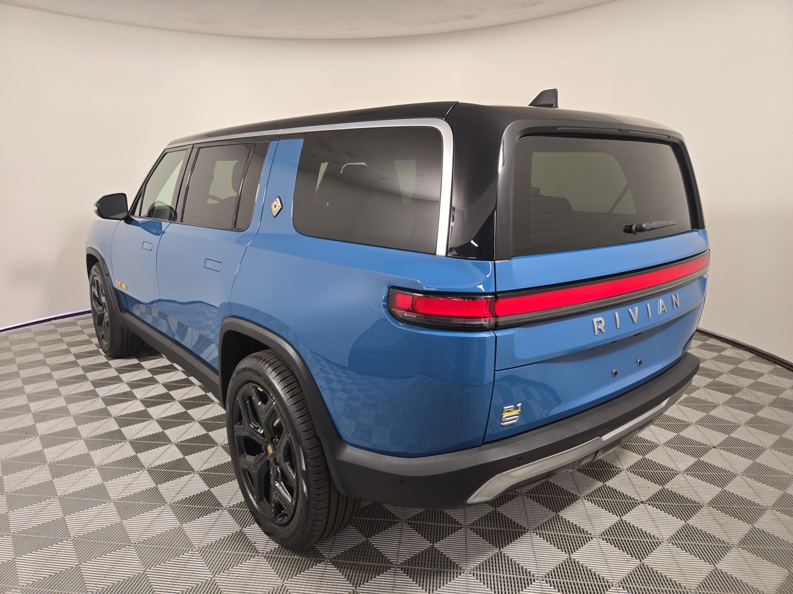 Used 2022 Rivian R1S Launch Edition image 3
