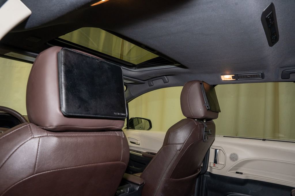 Used 2022 Toyota Sienna Platinum image 10