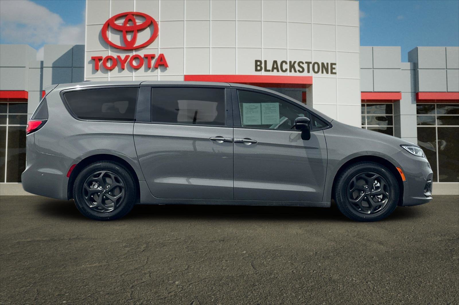 Used 2023 Chrysler Pacifica Limited w/ S Appearance Package FWD image 2