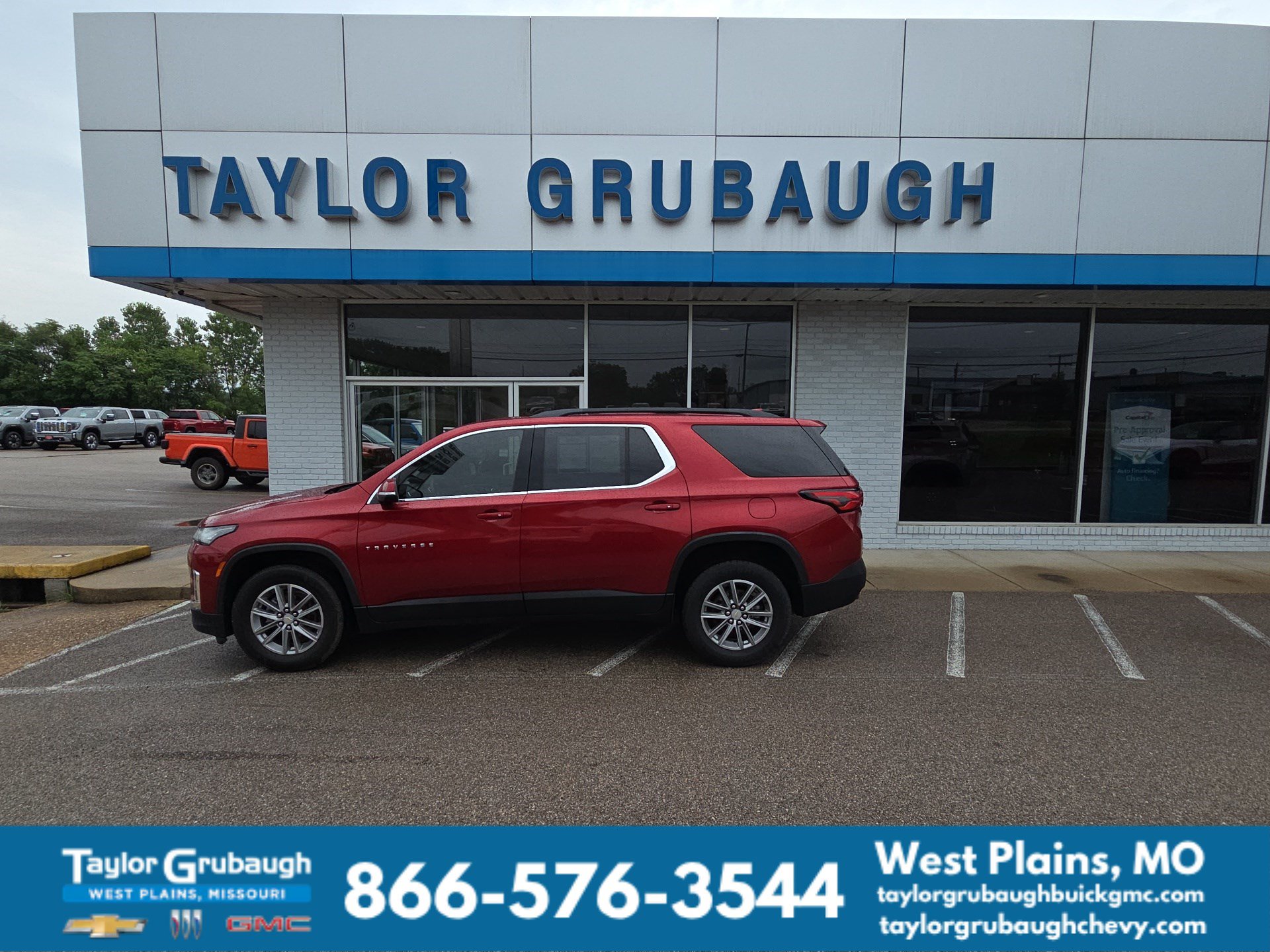 Used 2023 Chevrolet Traverse LT FWD image 1