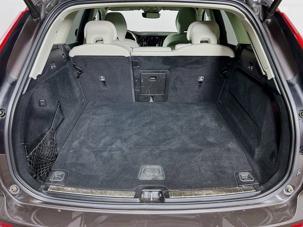 Used 2023 Volvo XC60 T8 Plus image 27