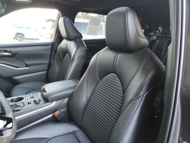 Used 2025 Toyota Highlander XSE image 17