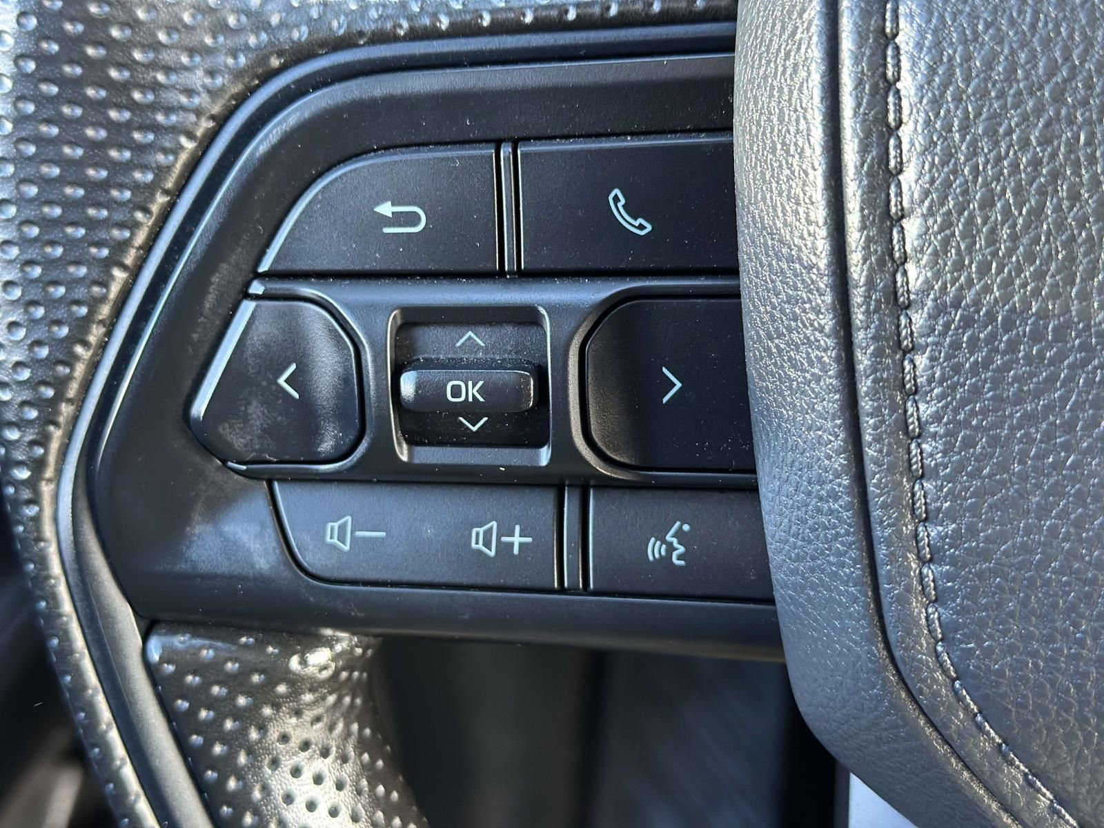 Used 2025 Toyota Tacoma SR w/ SR Upgrade Package AWD/4WD image 14