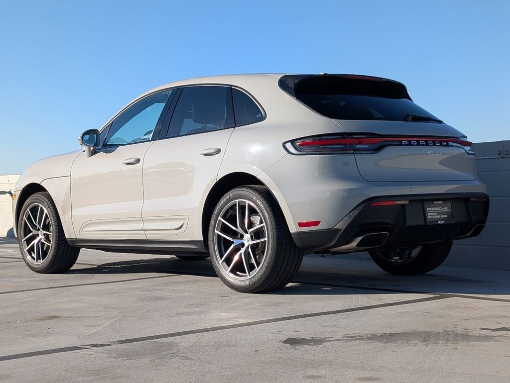 Certified 2022 Porsche Macan image 3