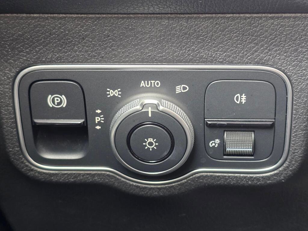 Used 2023 Mercedes-Benz GLB 250 4MATIC w/ AMG Line image 38