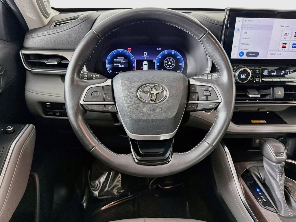 Used 2023 Toyota Highlander Limited AWD/4WD image 11