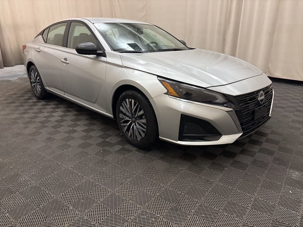 Used 2025 Nissan Altima 2.5 SV image 3