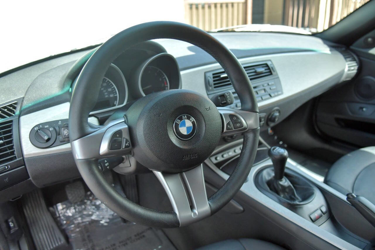 Used 2005 BMW Z4 2.5i image 33