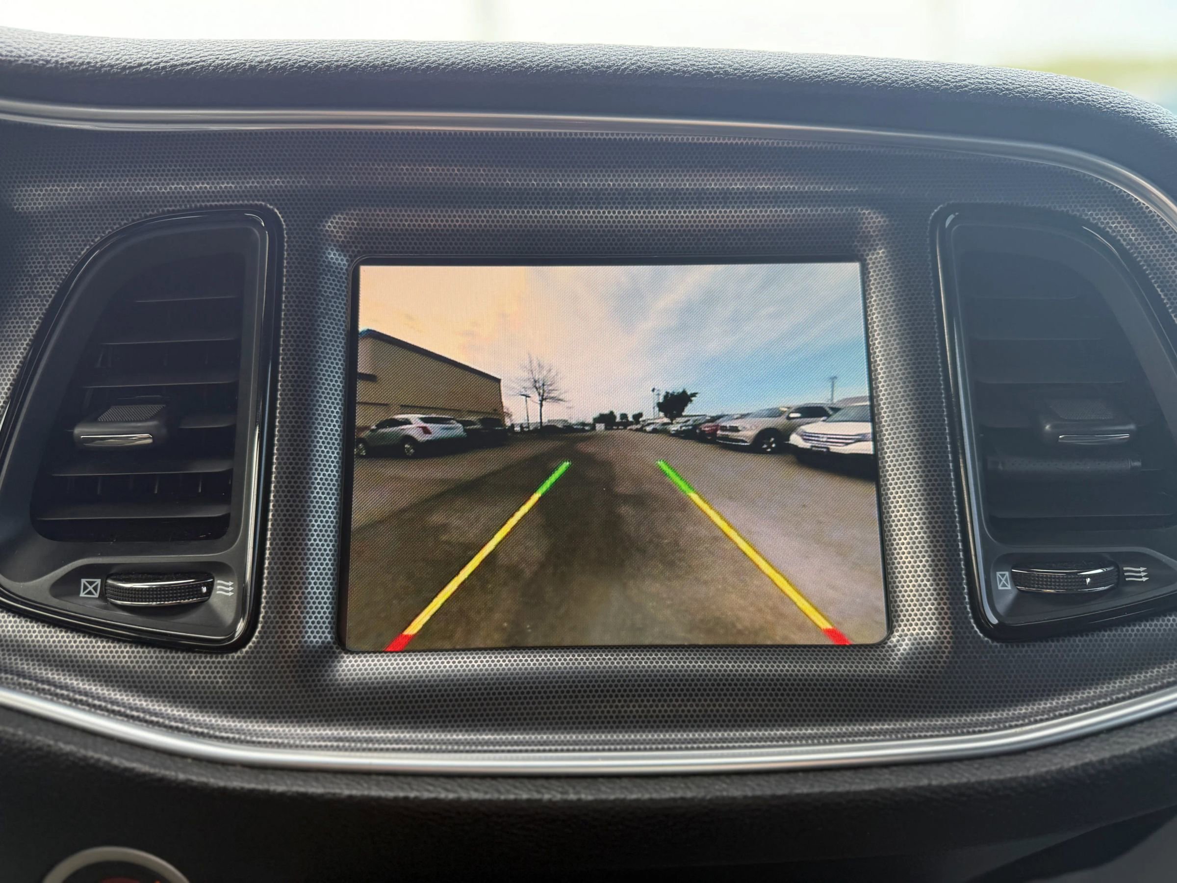 Used 2015 Dodge Challenger SRT image 31