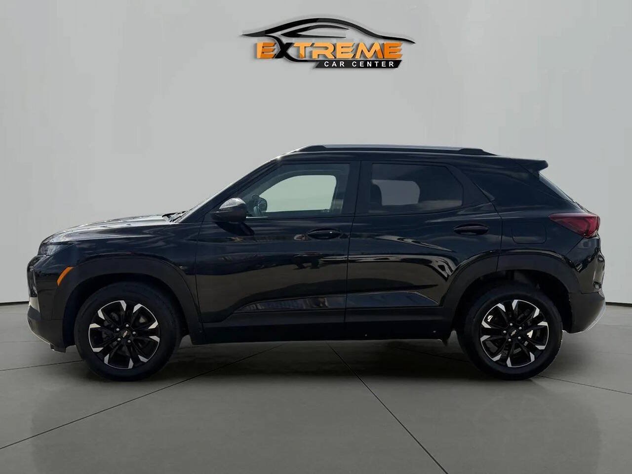Used 2022 Chevrolet TrailBlazer LT w/ Convenience Package FWD image 3