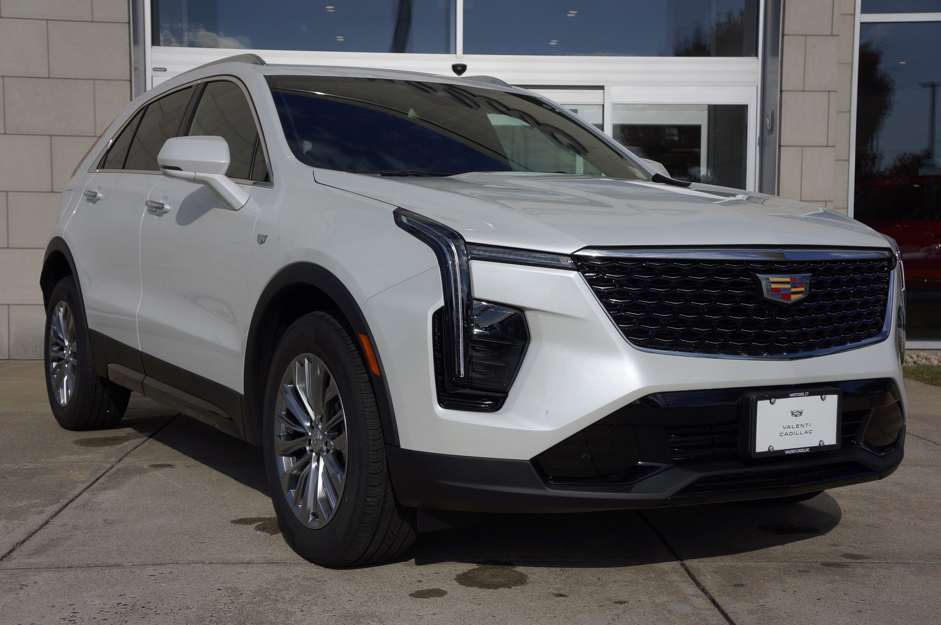 Used 2024 Cadillac XT4 Premium Luxury image 2