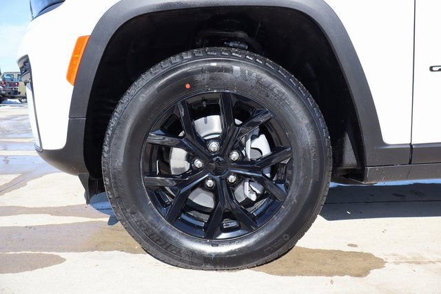 New 2026 Jeep Grand Cherokee Laredo image 25