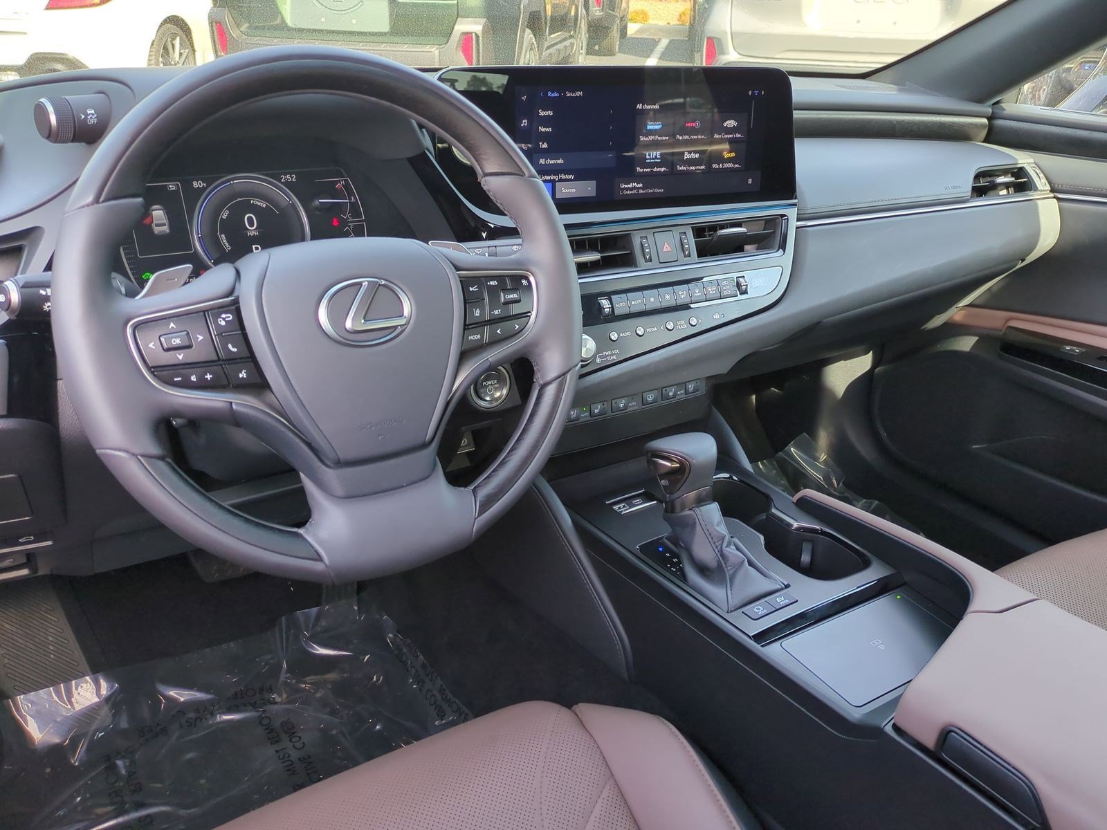 Used 2024 Lexus ES 300h w/ Technology Package image 29