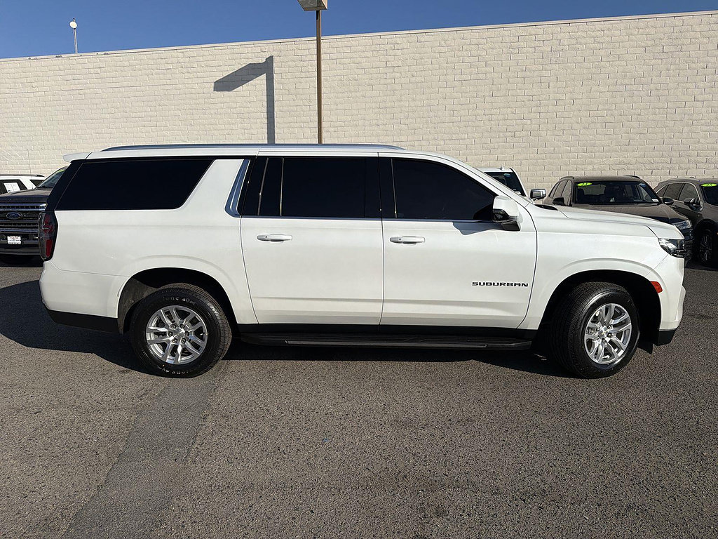 Used 2022 Chevrolet Suburban LT w/ Luxury Package AWD/4WD image 4