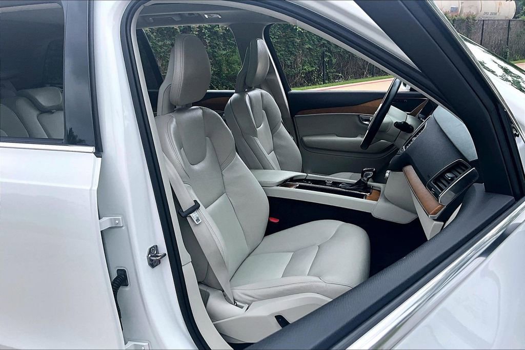 Used 2022 Volvo XC90 T6 Momentum w/ Protection Package Premier AWD/4WD image 10