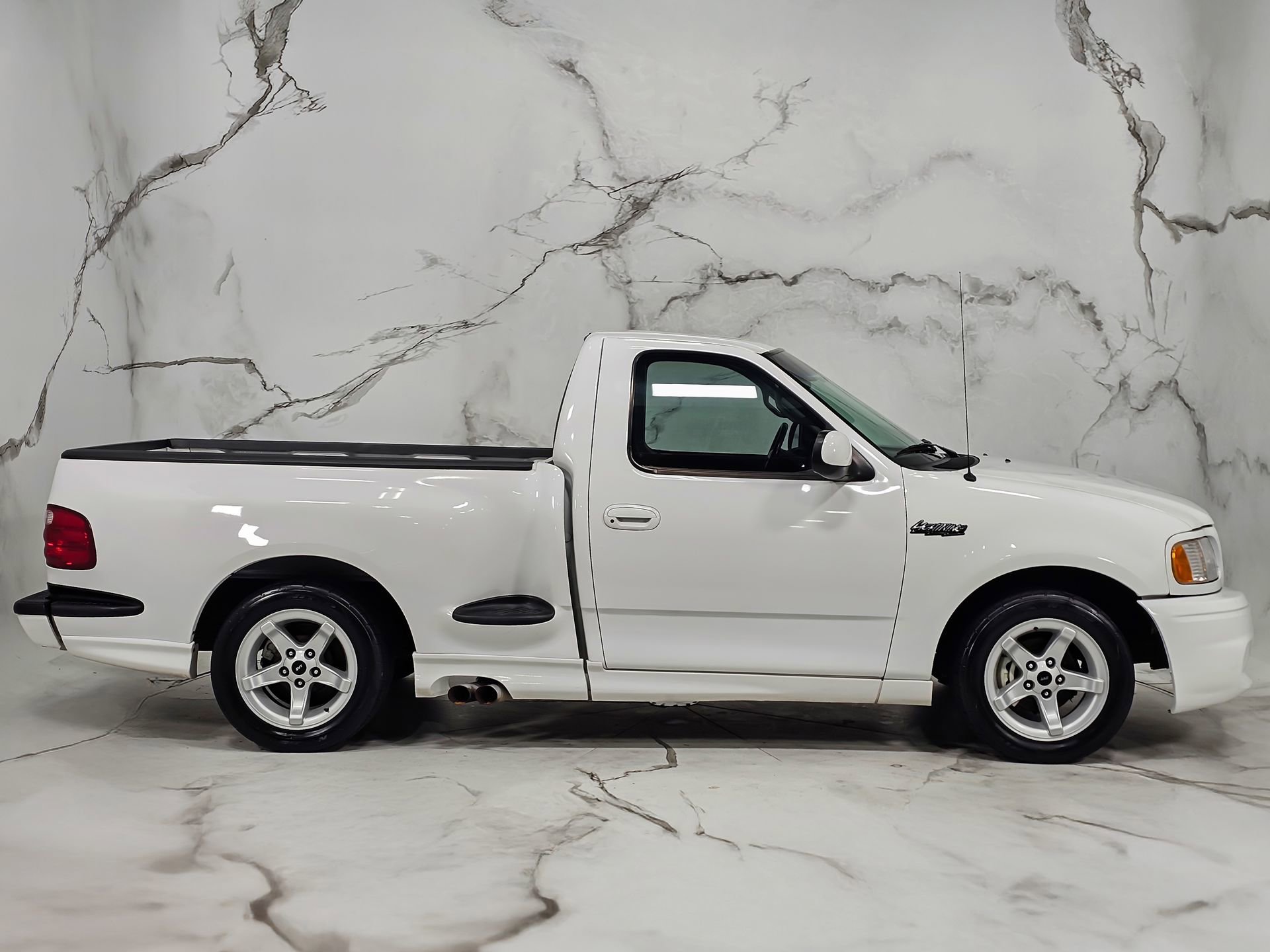 Used 2000 Ford F150 Lightning RWD image 6
