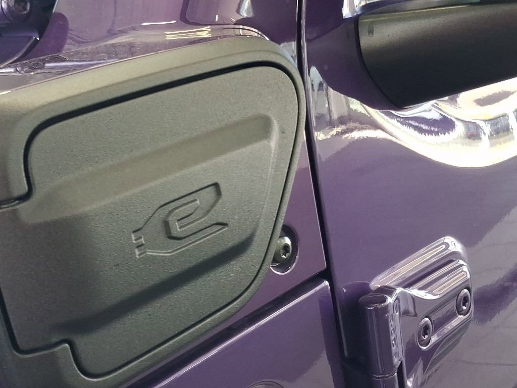 Used 2023 Jeep Wrangler Unlimited Sahara w/ Cold Weather Group AWD/4WD image 8