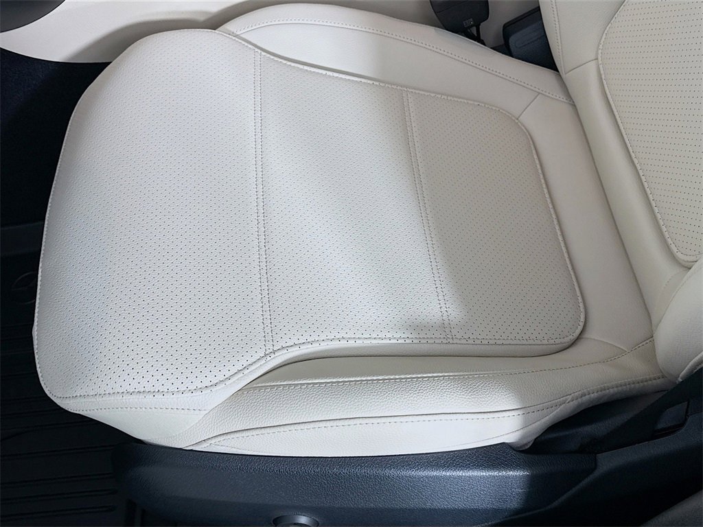 Used 2025 Mercedes-Benz GLC 300 4MATIC image 18