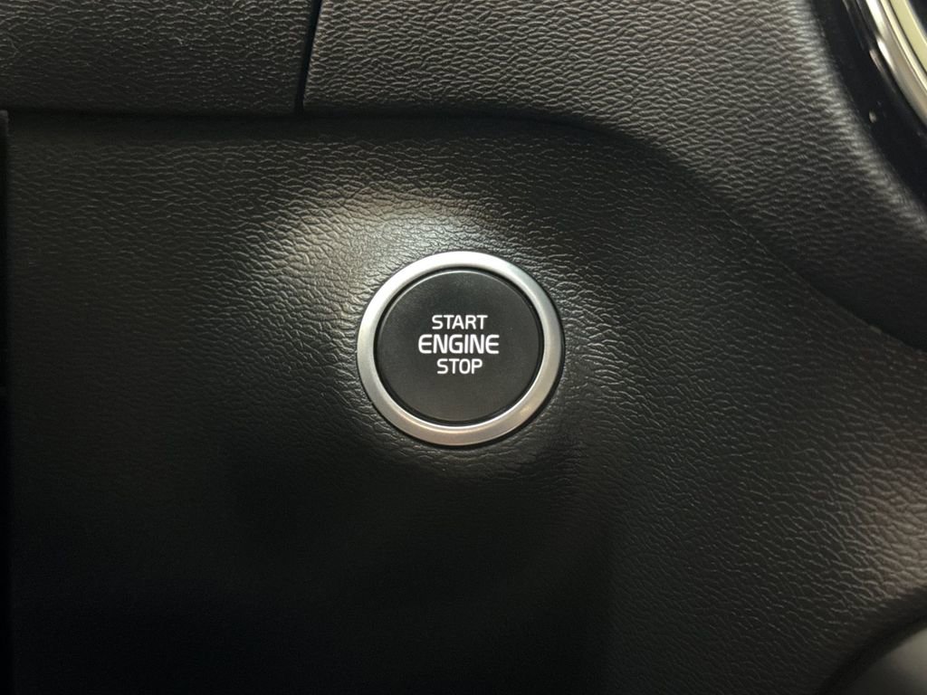 Certified 2023 Volvo XC40 B5 Ultimate image 22