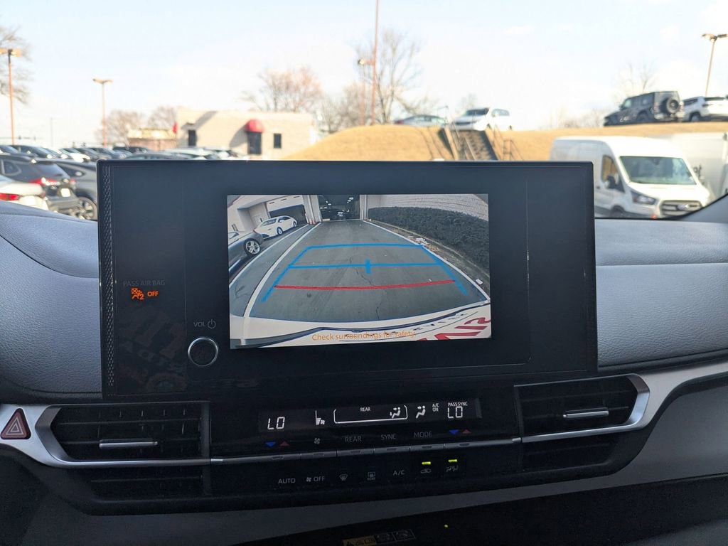 Used 2025 Toyota Sienna LE image 18